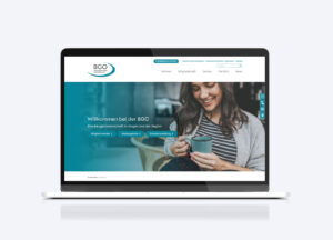 Startseite der BGO-Webseite „Willkommen bei der BGO“ mit lächelnder Frau auf einem Laptop