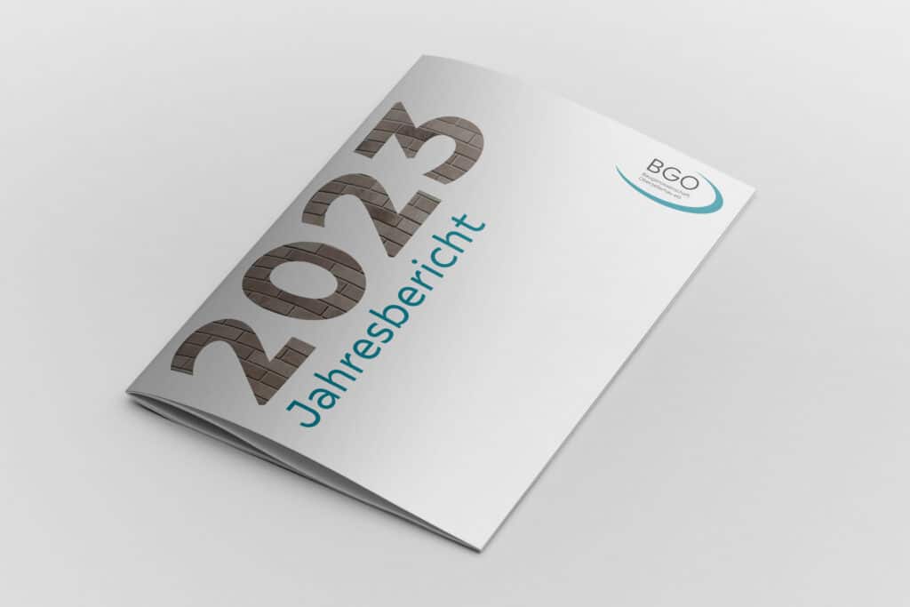 Titelseite des Jahresberichts 2023 der Baugenossenschaft Oberzellerhau mit Jahreszahl in Ziegeloptik