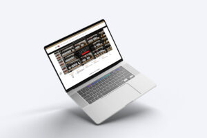 Onlineshop von Gustomo mit Weinregalen und Aktion „Kellerräumung“ auf einem schwebenden Laptop