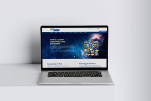 Startseite von Natec Network mit Lebensmittelmaschinen und Produkten vor Sternenhimmel auf einem Laptop