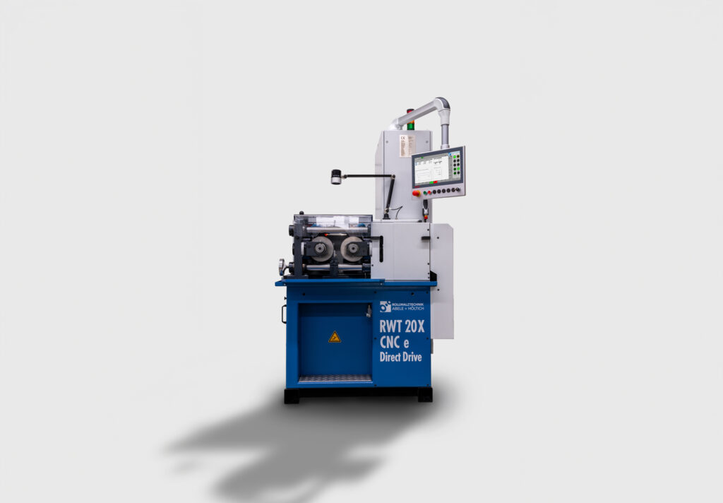 Maschine „RWT 20X CNC e Direct Drive“ von Rollwalztechnik Abele + Höltich auf hellgrauem Grund mit Schatten