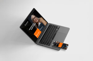 Webseite der Sentaris GmbH mit Slogan „Deutschland macht weiter“ auf einem schwebenden Laptop und Smartphone