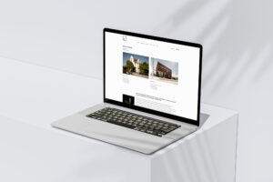 Webseite des Architekturbüros bgi mit Fotos der beiden Standorte auf einem Laptop