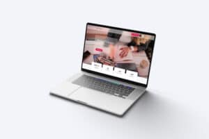 Webseite von Heike Thissen mit Schreibtischmotiv und Kennzahlen wie „25 Jahre Erfahrung“ auf einem Laptop