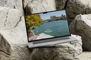 Neu gestaltete Webseite des Constanzer Wirtshauses mit Terrassenblick aufs Wasser auf einem Laptop