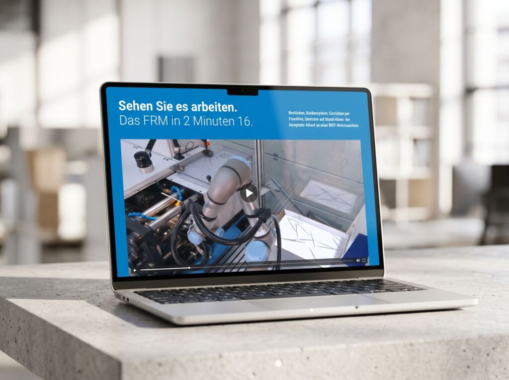 Produktfilm zum RWT FRM auf einem Laptop: Roboterarm bestückt eine Walzmaschine, darüber „Sehen Sie es arbeiten. Das FRM in 2 Minuten 16.“