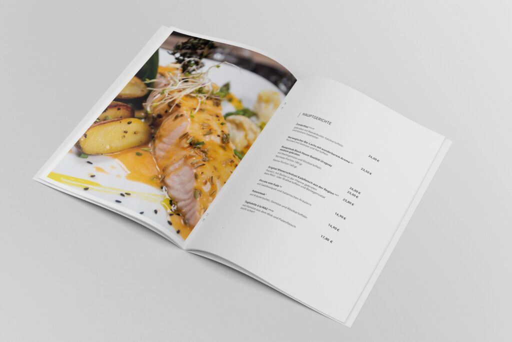 Doppelseite der PARK-1-Speisekarte mit Food-Foto von Lachs mit Kartoffeln und der Seite „Hauptgerichte“