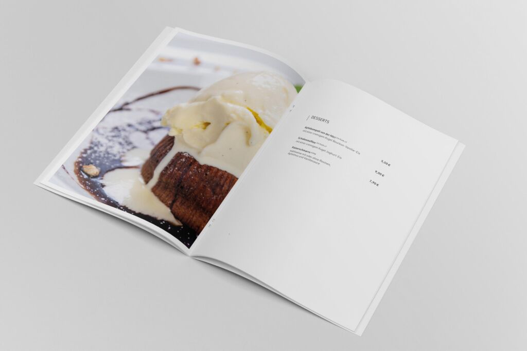 Doppelseite der PARK-1-Speisekarte mit Food-Foto eines Schokosoufflés mit Vanilleeis und der Seite „Desserts“