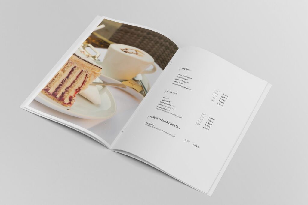 Doppelseite der PARK-1-Speisekarte mit Foto von Torte und Cappuccino und den Seiten „Aperitif“ und „Cocktail“