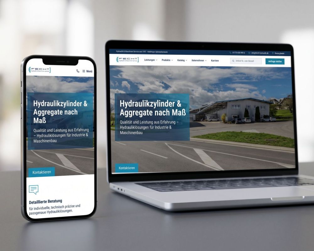 Website von FECHT Hydraulik auf Smartphone und Laptop: „Hydraulikzylinder & Aggregate nach Maß“ vor dem Firmengebäude