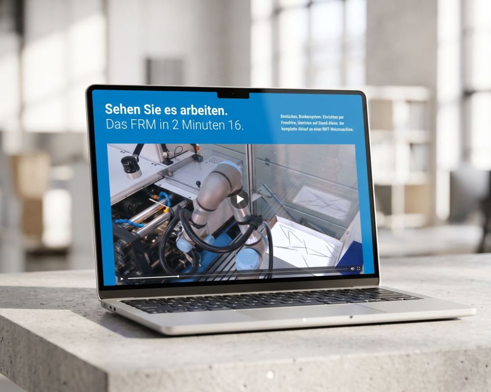 Produktfilm zum RWT FRM auf einem Laptop: Roboterarm bestückt eine Walzmaschine, darüber „Sehen Sie es arbeiten. Das FRM in 2 Minuten 16.“